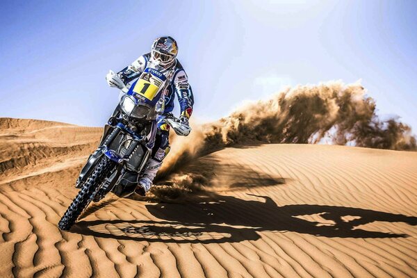 Motocyklista Dakar na piasku