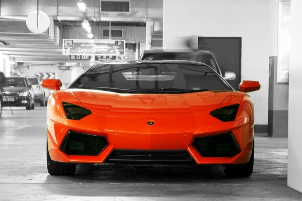 Diaboliquement belle orange Lamborghini Aventador