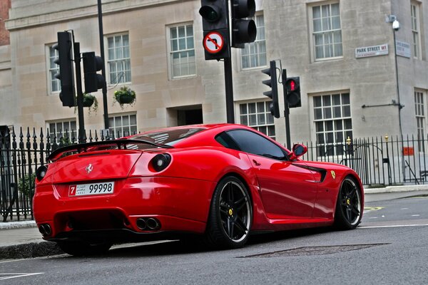 Ferrari rojo deportivo en la ciudad