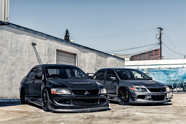 Deux noir Mitsubishi lancer au garage