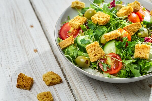 Salade de légumes sur un plateau avec des croûtons