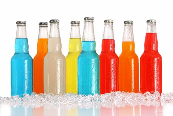 Boissons multicolores dans des bouteilles en verre