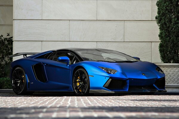 Lamborghini Aventador blu opaco