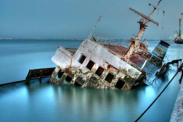 Versunkenes Schiff im See