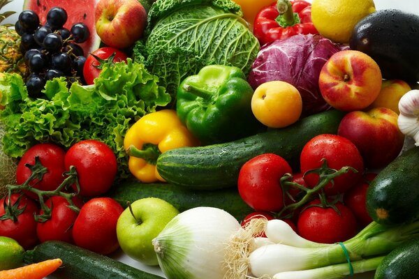 Kolorowe dojrzałe warzywa i owoce