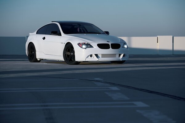 Blanco BMW M6 blanco en el estacionamiento