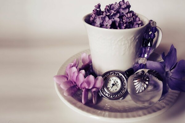 Lilas dans une tasse de souvenir avec une horloge