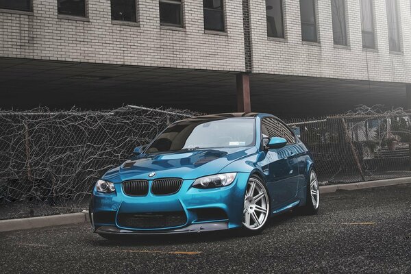 BMW azul en Llantas plateadas