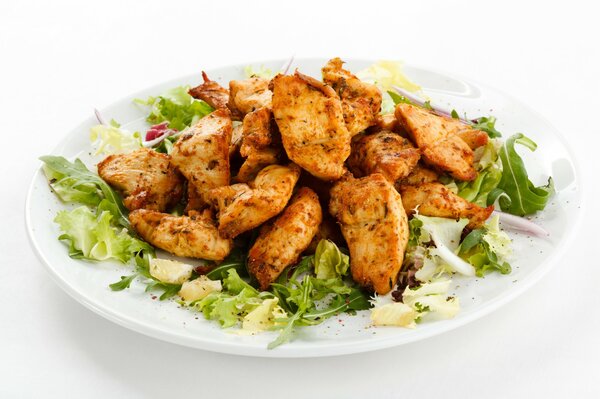 Ensalada de carne y verduras sobre un fondo blanco