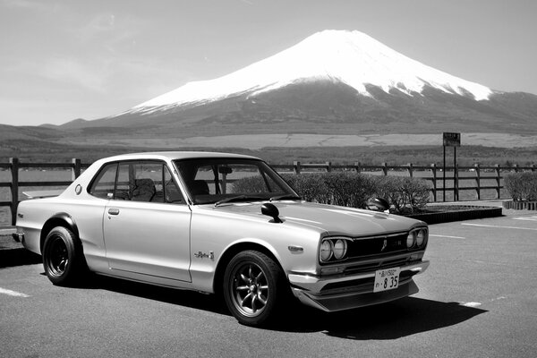 Nissan retrò sullo sfondo di una montagna in Giappone