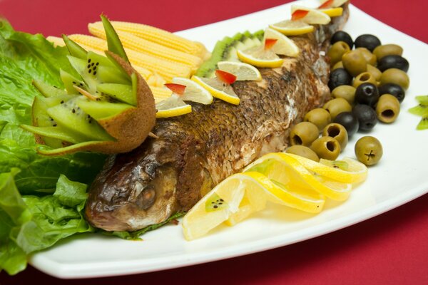 Pescado con limones y aceitunas