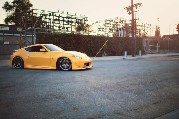 Nissan sintonizzata di colore giallo