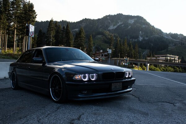 BMW nera sulla strada sullo sfondo delle montagne