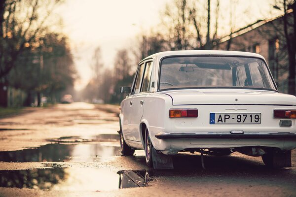 Lada White penny se dresse sur la route d automne