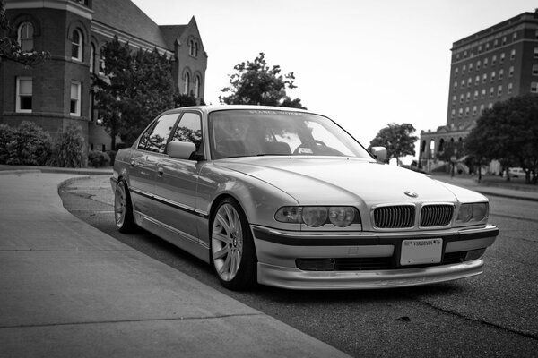 Weißer Bmw 740. Straßen der Stadt