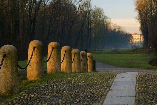 Schöne Gasse im Park bei Sonnenuntergang