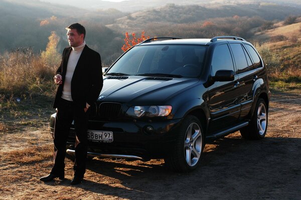 Vladimir vdovichenkov sur fond de bmw X5 du film Boomer 2 