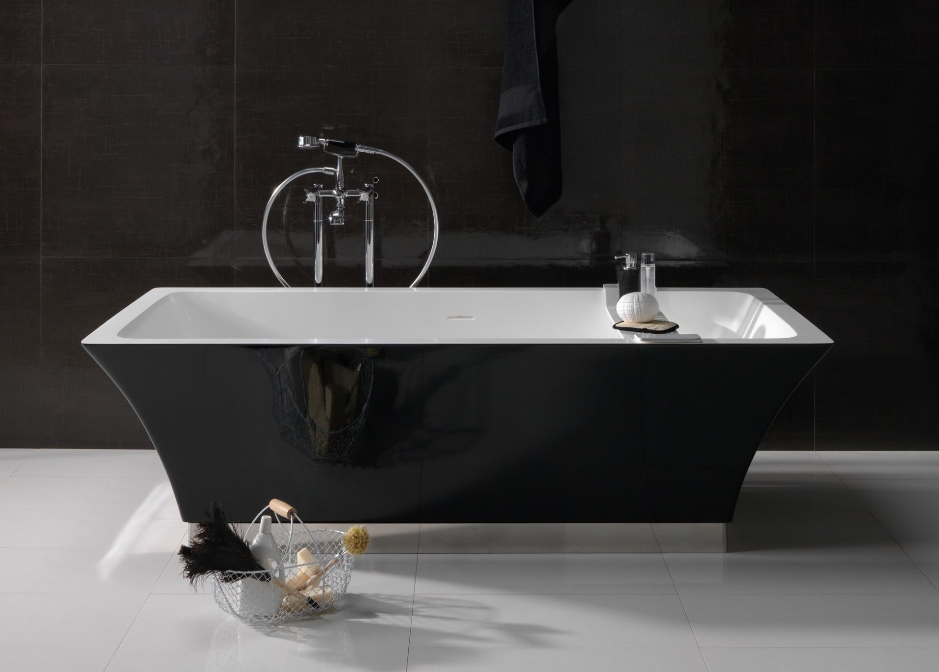 design salle de bain noir salon baignoire blanc