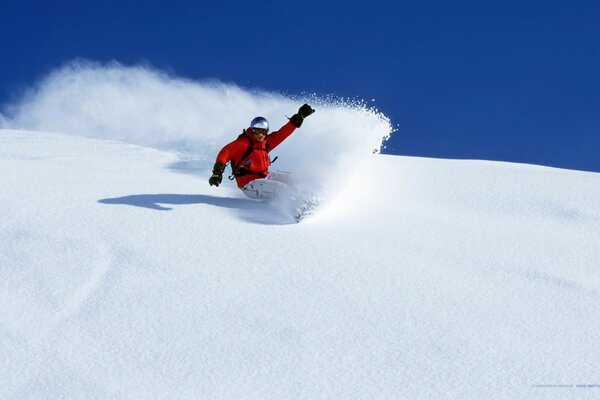 Snowboarder corta la nieve