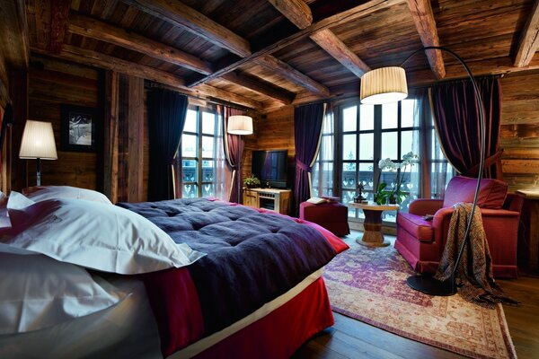 Уютная спальня с деревянными потолками