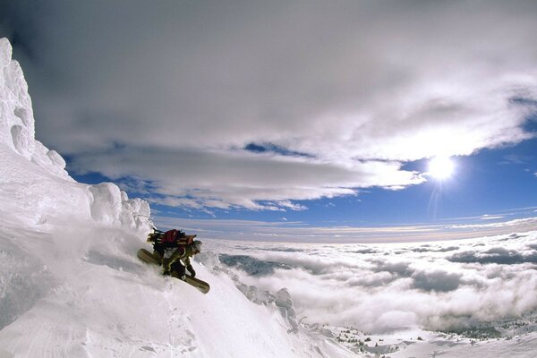 Montaña. Sol. Mucha nieve