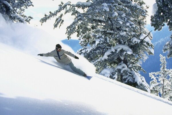 Uomo sullo snowboard. Molta neve
