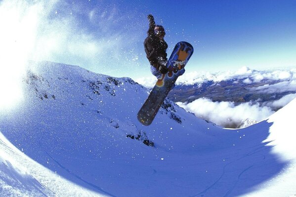 Snowboardzista w górach Nowej Zelandii