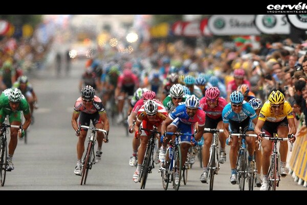 Grande arrivo di persone in bicicletta