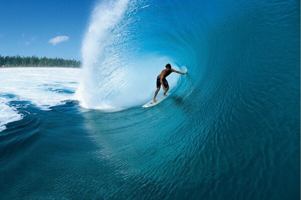 Surfer schwimmt unter der Welle