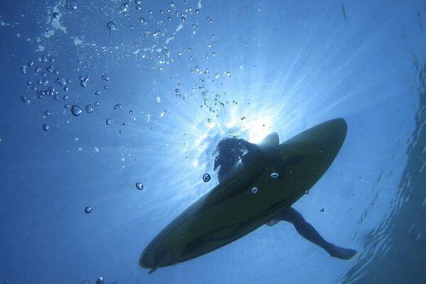 Surfista sulla superficie dell acqua, vista dal basso