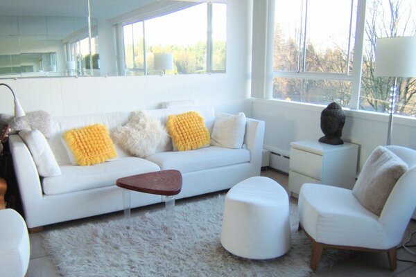 Biały designerski pokój z sofami