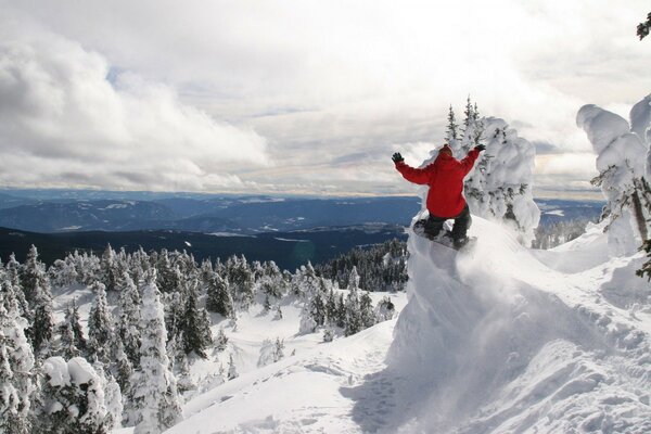 Snowboarder in roter Jacke in den Bergen