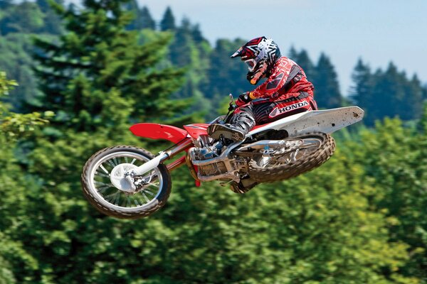 Volo in moto. Biker su uno sfondo di cielo e alberi