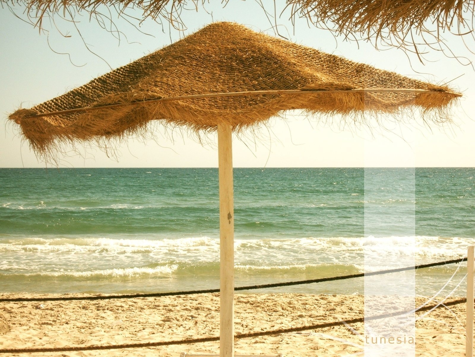 mare vacanze spiaggia striscia onde schiuma sabbia tunisia