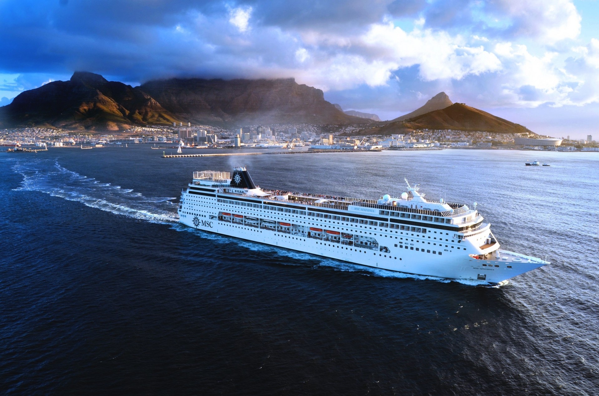 barco cielo msc ciudad en movimiento pasajero mar sinfonía día montañas blanco