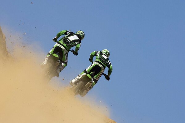 Deux rivaux motards en course