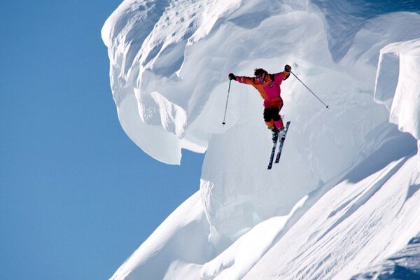 Super skieur sur fond d avalanche