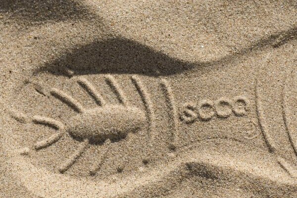 Trace de baskets sur le sable