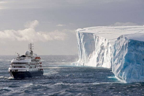 Forro en el fondo de un enorme bloque de hielo