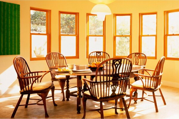 Design della sala da pranzo della villa con tavolo in legno