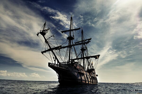 Barco antiguo en el mar