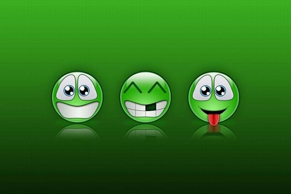 Tres caras sonrientes verdes sobre fondo verde