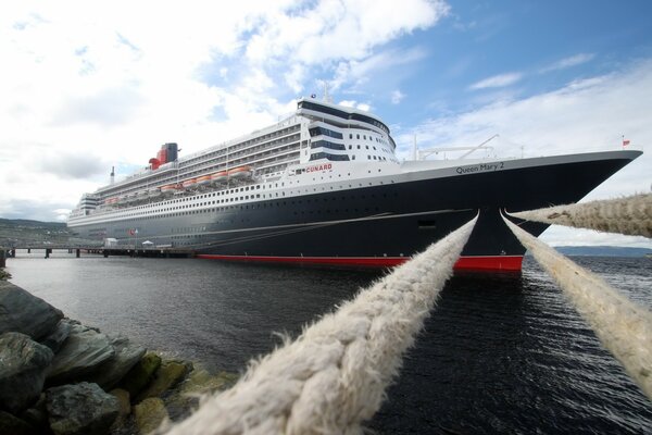 Океанский лайнер Queen Mary 2 