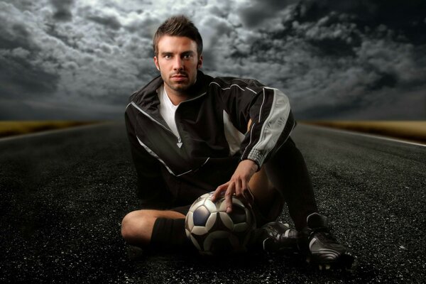 Célèbre footballeur avec une balle dans les mains