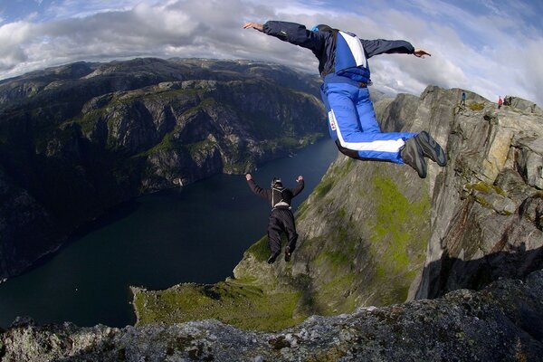 Saut en hauteur sur une base de montagne