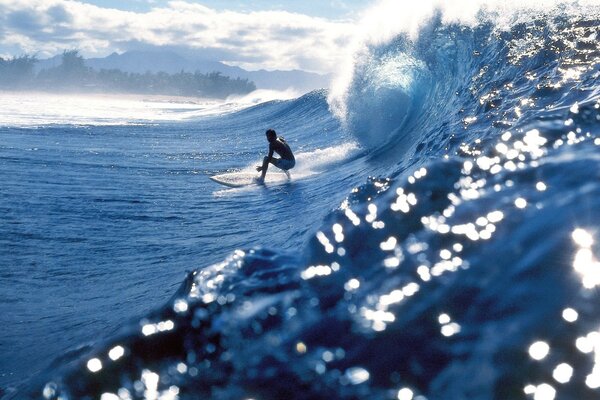 Wavesurf sur la crête de l onde renversante