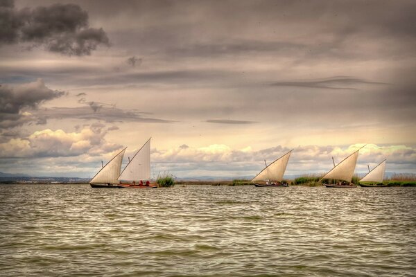 Sailboats run on the waves