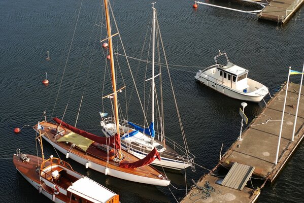 Yachts en Suède debout sur le quai
