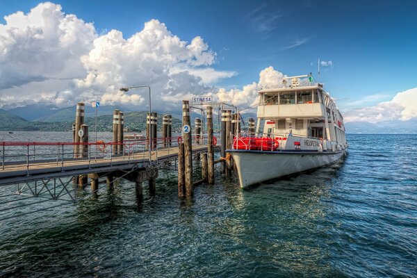 Yate en el muelle en el mar azul