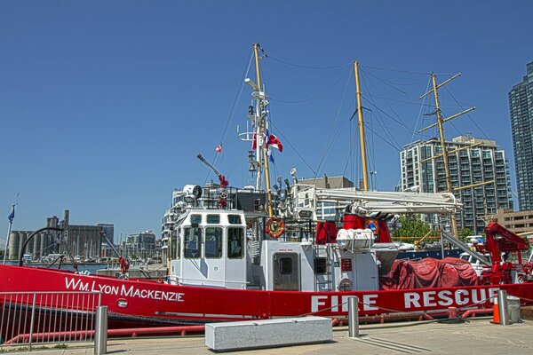 Barco de bomberos en el muelle de Toronto